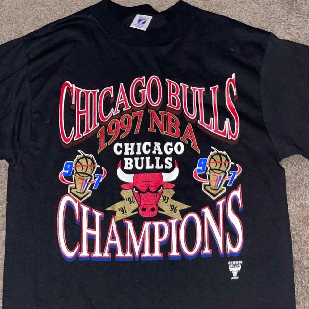 Logo 7 Chicago bulls championship shirt! Size L